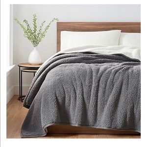 UGG Sherpa queen size reversible blanket NEW